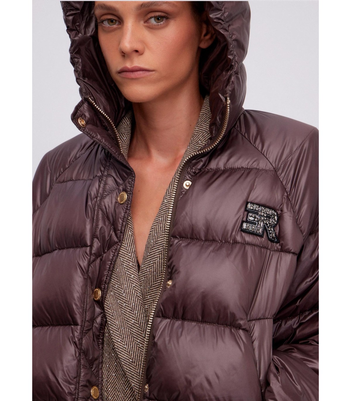 CHAQUETA DE PLUMAS CAPA CON LOGOTIPO DE JOYA - ermanno firenze
